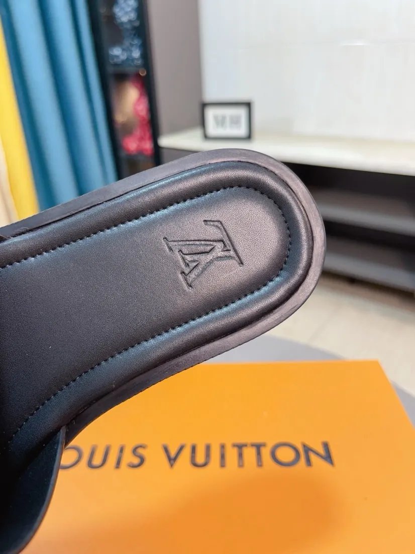 Men's men's shoes 💰360🌸🌸LV medium men's spring and summer slippers counter synchronization. The uppers are imported from Italy with open edge beads and color-changing logo graphics. High-quality craftsmanship. Soles: Original soles specially provided by the original factory. Exclusive molded soles are super comfortable. Original factory single goods. 🔍🔍High quality. You can enter and exit the counter at will. Welcome to compare. Size 38-45